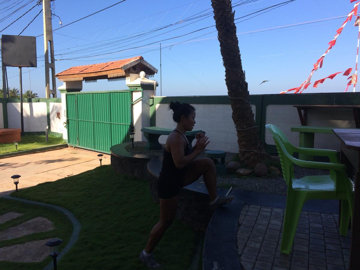 Explore Hostels Negombo Kochchikade Exterior photo
