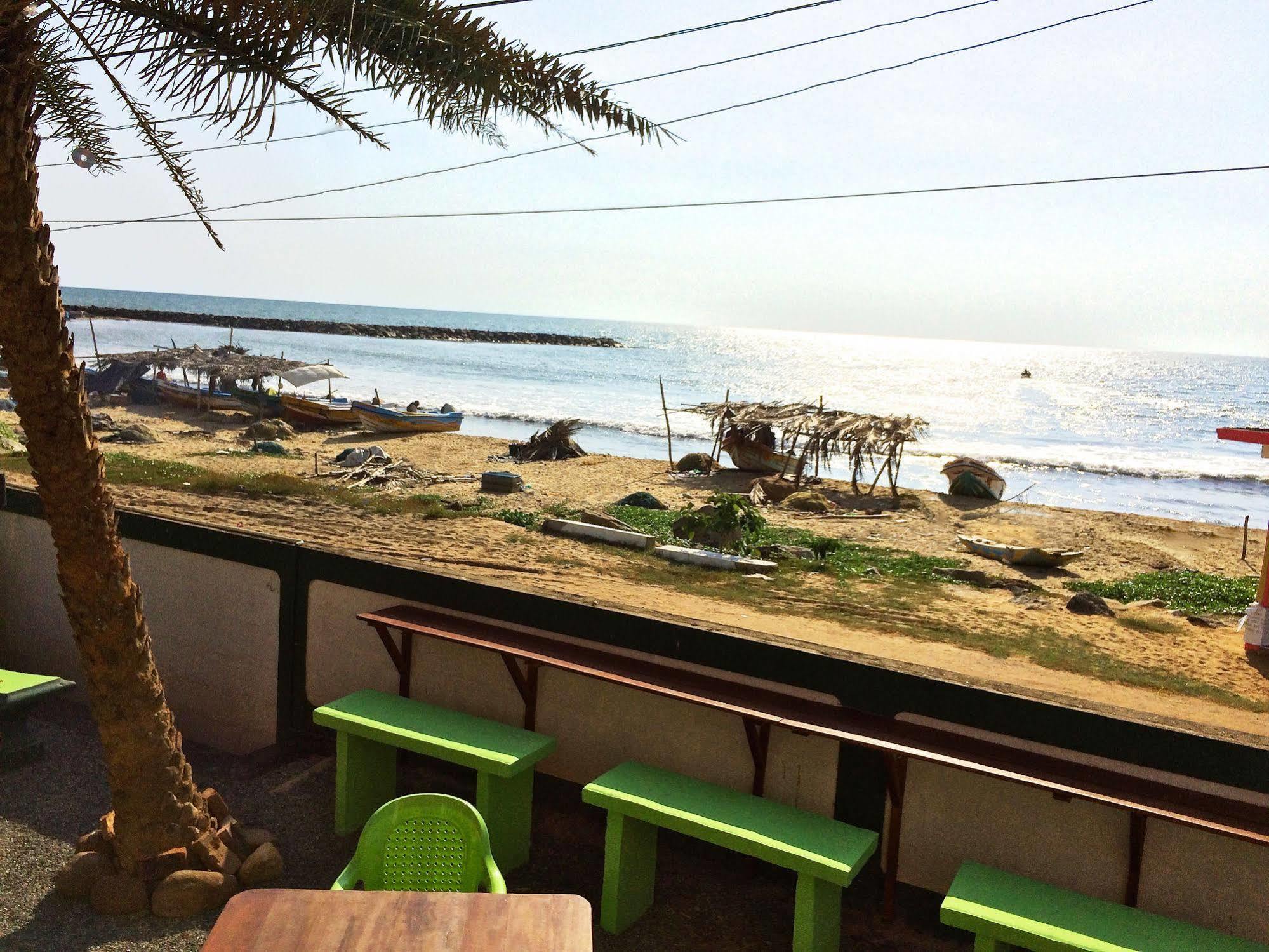 Explore Hostels Negombo Kochchikade Exterior photo