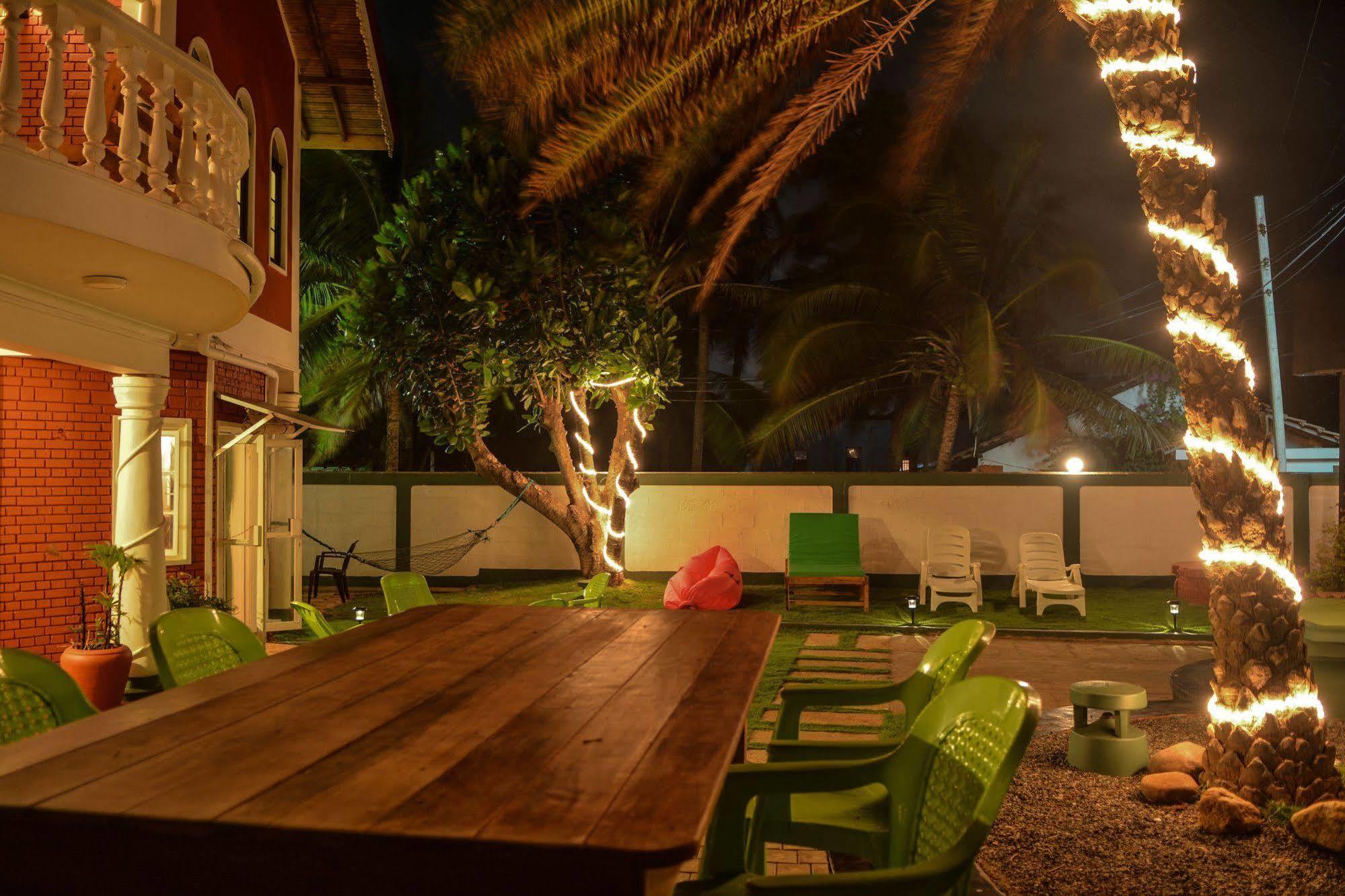 Explore Hostels Negombo Kochchikade Exterior photo
