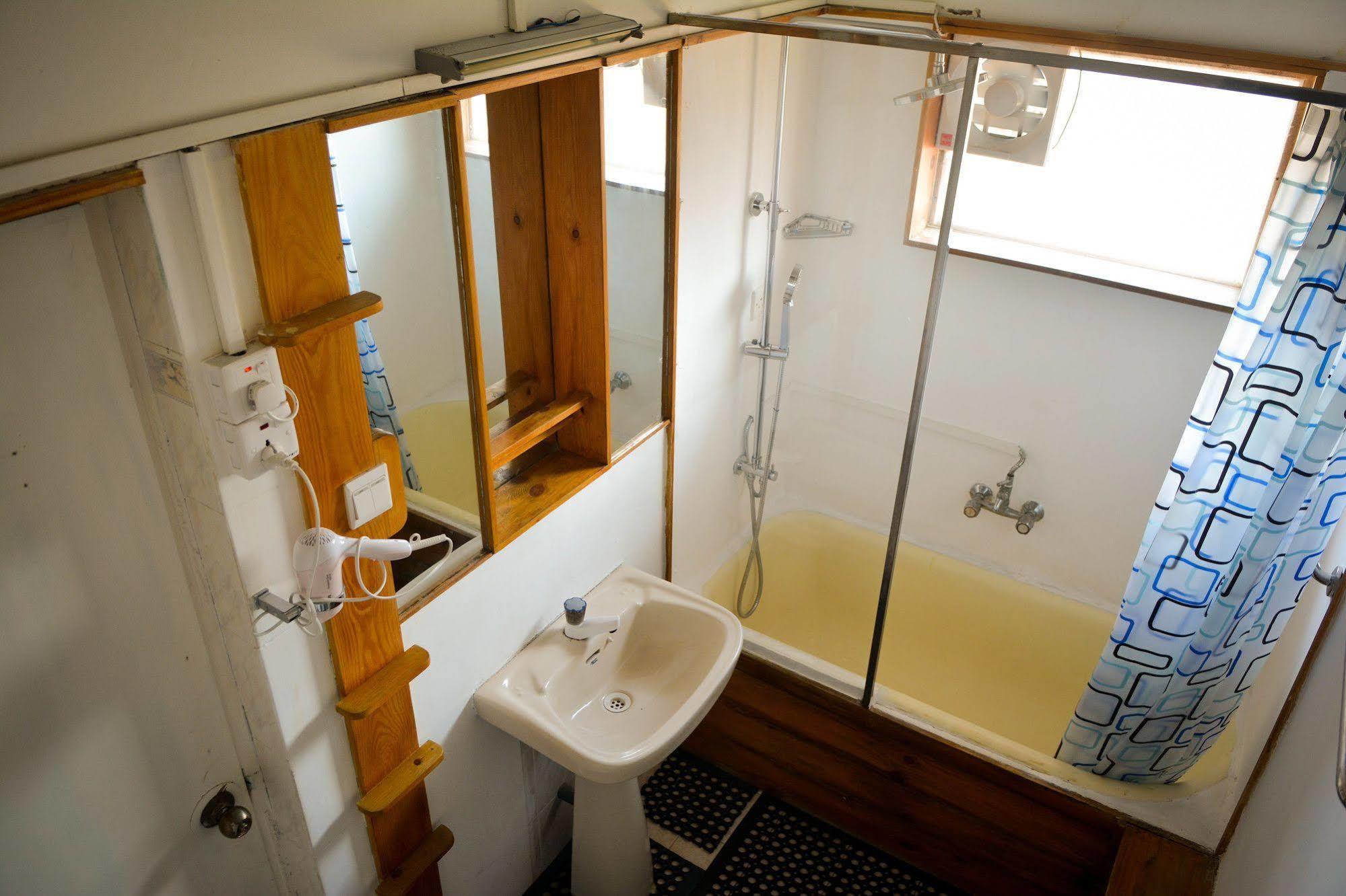 Explore Hostels Negombo Kochchikade Exterior photo