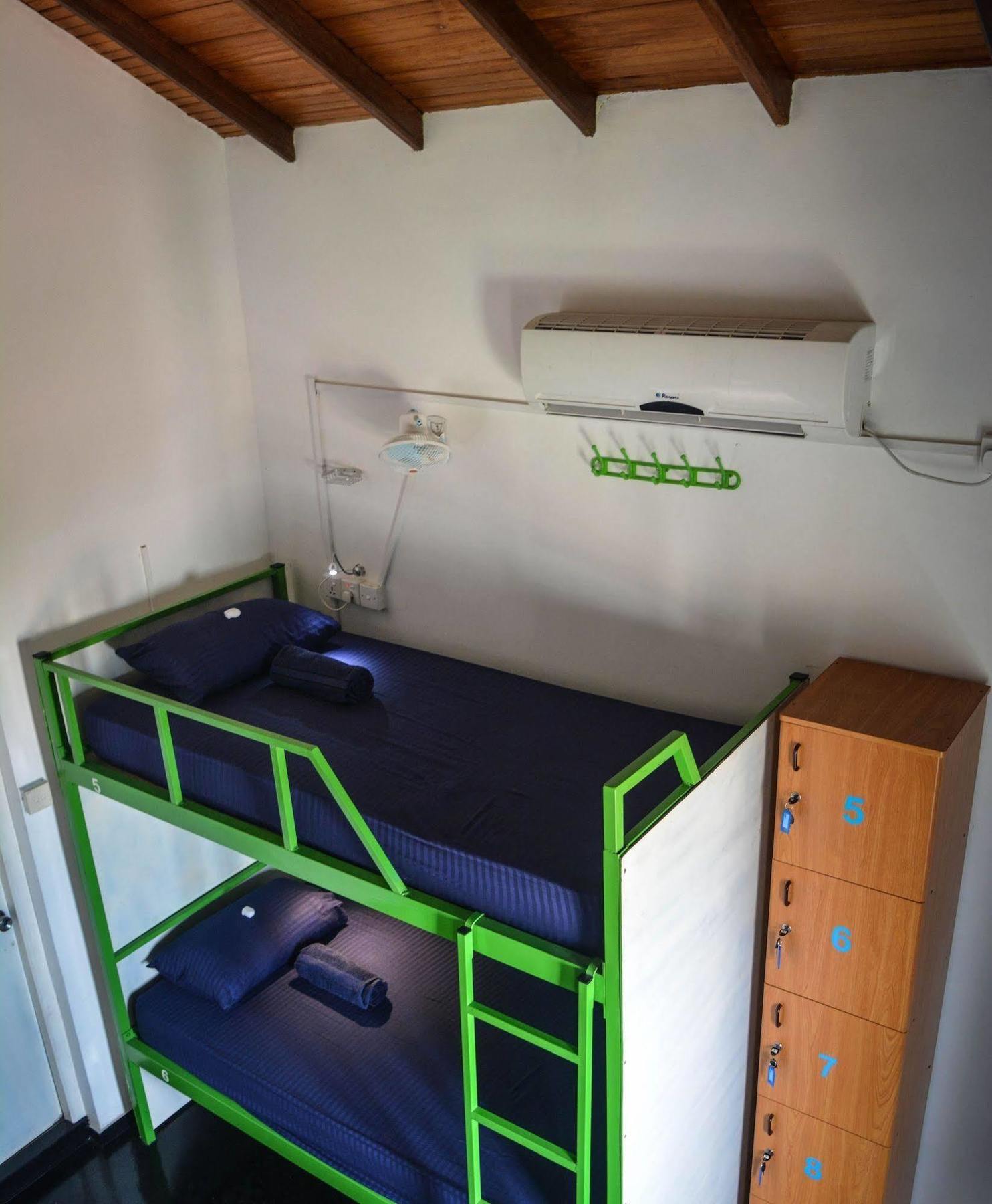 Explore Hostels Negombo Kochchikade Exterior photo