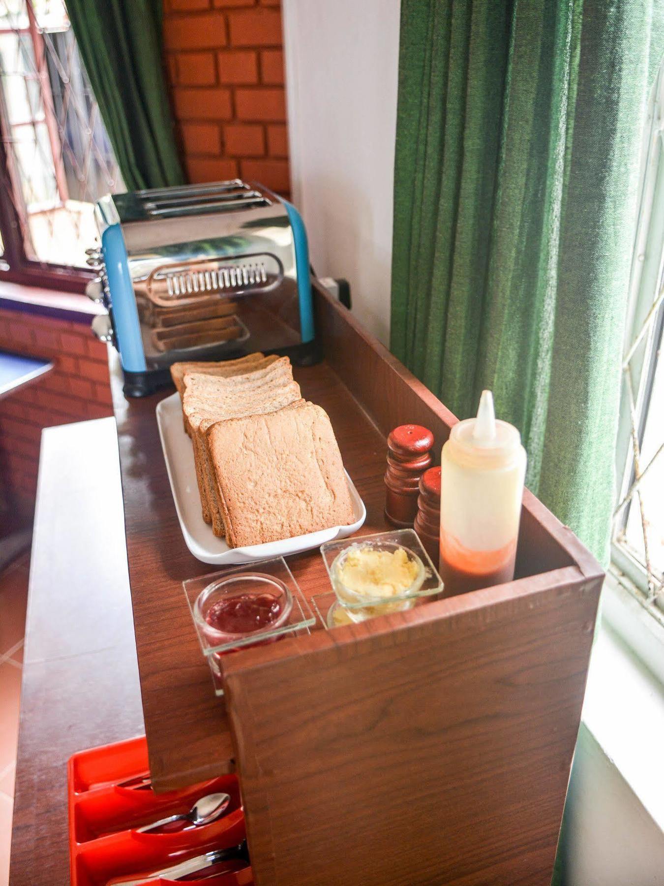 Explore Hostels Negombo Kochchikade Exterior photo